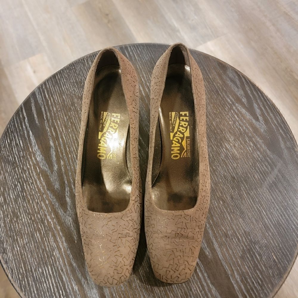 Salvatore Ferragamo Stacked Heel Taupe Suede Pumps size 7.5 B